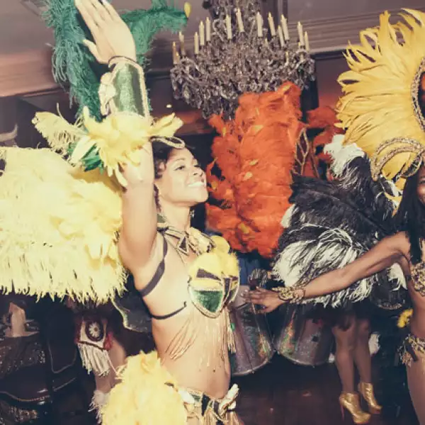 Aunque habían grandes celebridades en la fiesta los anfitriones prefirieron contratar una banda así como un show de bailarinas para entretener y así, no hacer `trabajar´ a ninguno de sus invitados.