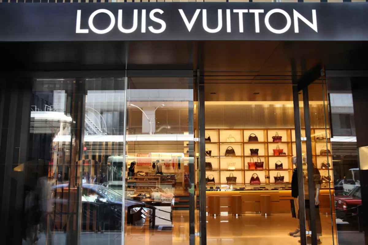 fachada de tienda Louis Vuitton