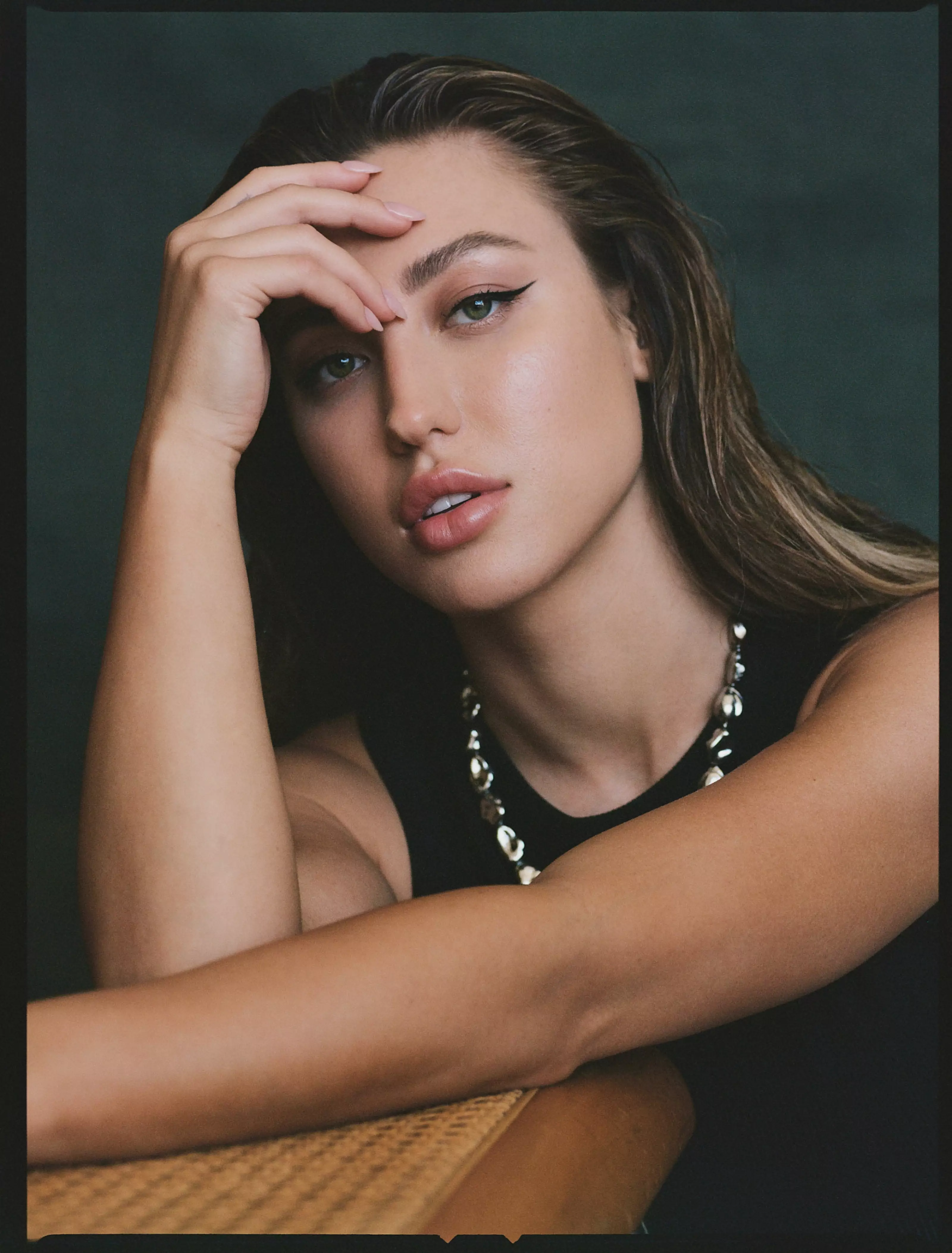 Stefanie Gurzanski deslumbra en la portada de agosto de ELLE México(02)