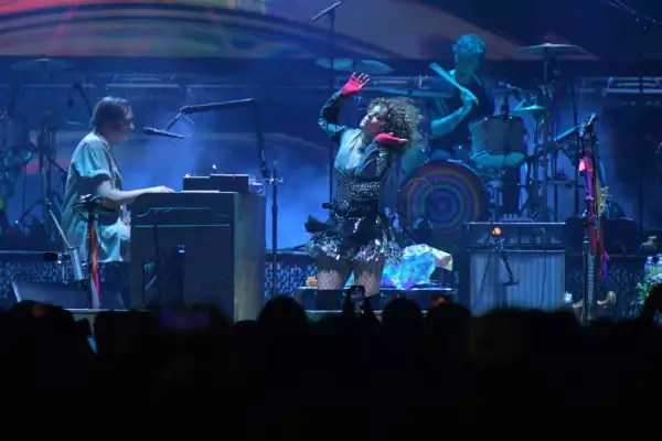 Foto de Régine Chassagne bailando sobre el escenario durante una presentación de Arcade Fire en Cannes, Francia.
