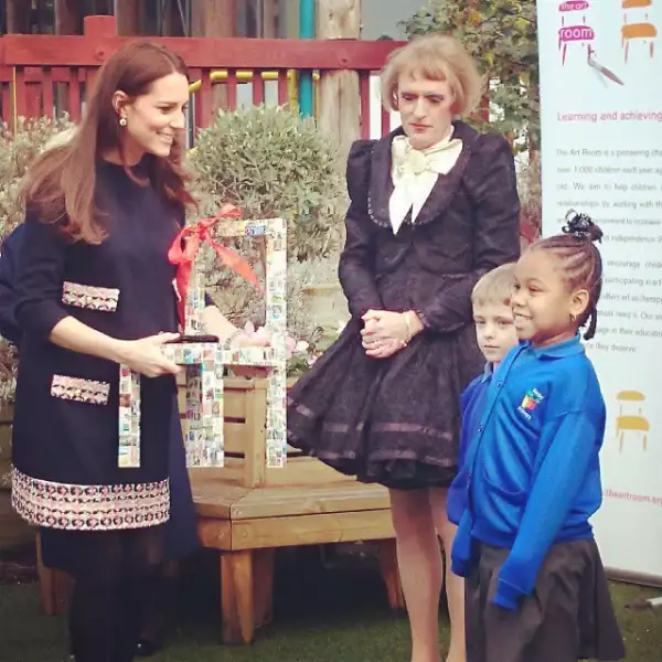 Como obsequio especial, los alumnos de la escuela regalaron a Kate una silla decorada con estampillas postales que recibieron durante el año por parte de la Casa Real británica.