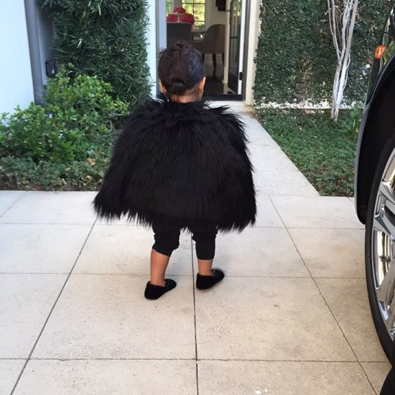 La mediana de las Kardashian publicó en ‘black friday’ un par de fotografías de su hija luciendo una tierna capa de fur y agradeció por tenerla como su mejor amiga.