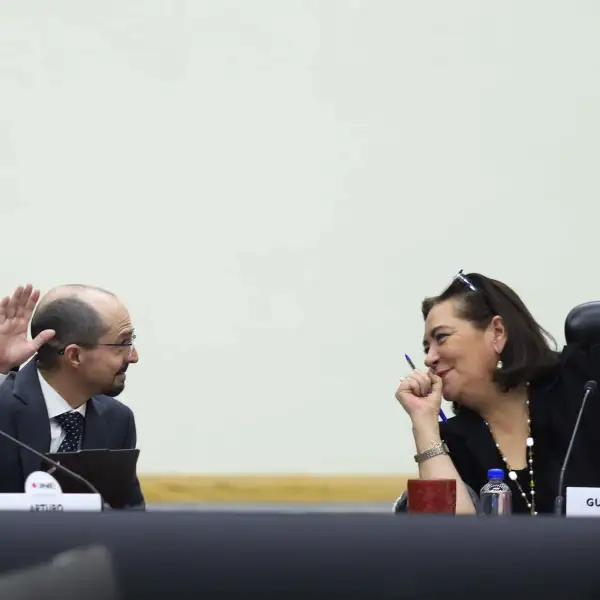 El consejero Arturo Castillo Loza y Guadalupe Taddei Zavala, la presidenta del INE en una sesión del INE. 