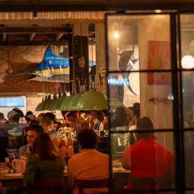 Foto del restaurante La Docena lleno de comensales en CDMX.