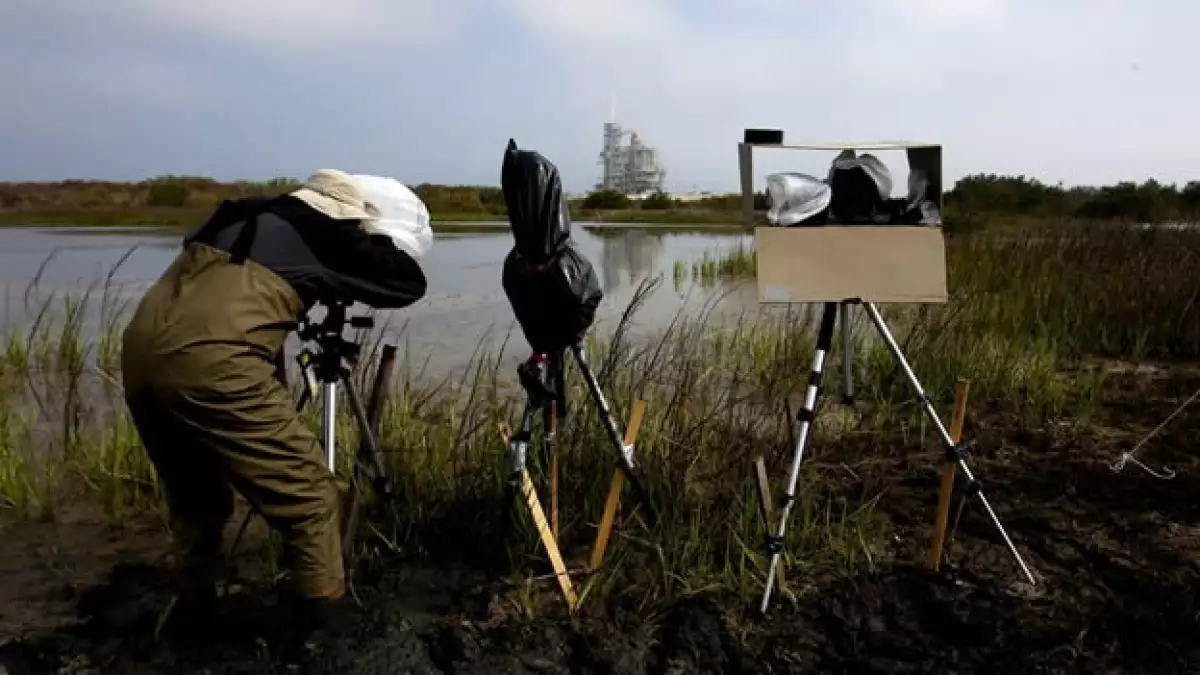 aficionados fotografian el lanzamientos del discovery