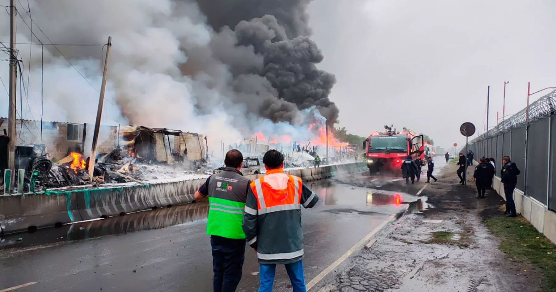 Incendio cerca del AICM afecta viviendas en Nezahualcóyotl