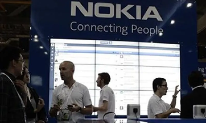 Nokia sufre un declive en el mercado de los teléfonos inteligentes debido a competidores como Samsung Electronics, HTC y Apple. (Foto: AP)