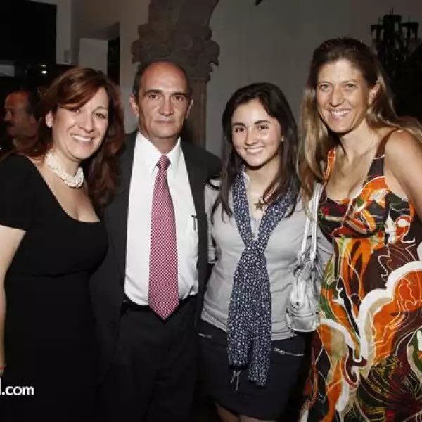 Nora Gómez,Fernando González,Regina González y Karla Wheelock