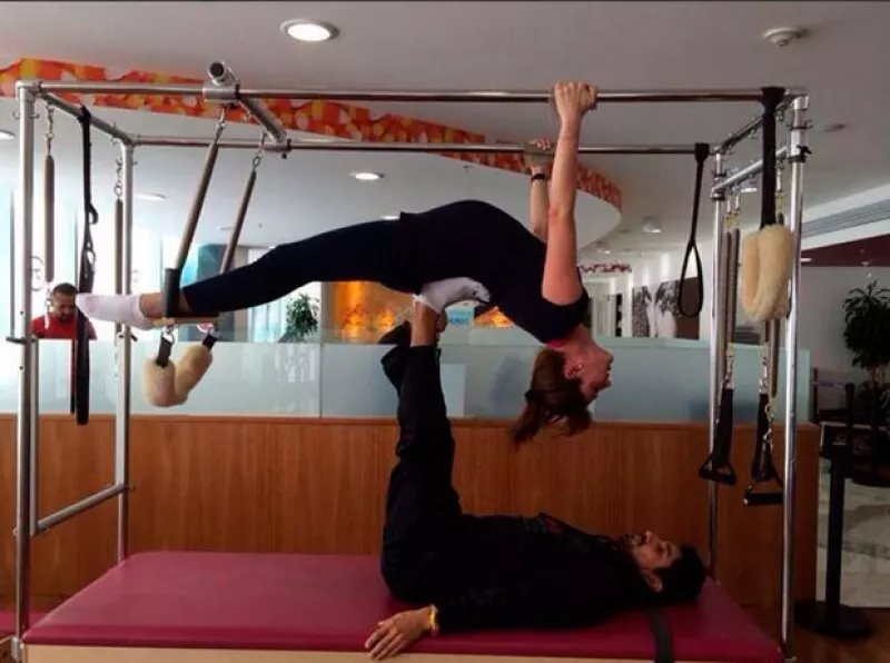 En una fotografía publicada en Twitter vemos a la futura mamá de Sebastián suspendida de una cama de pilates con apoyo de un instructor.