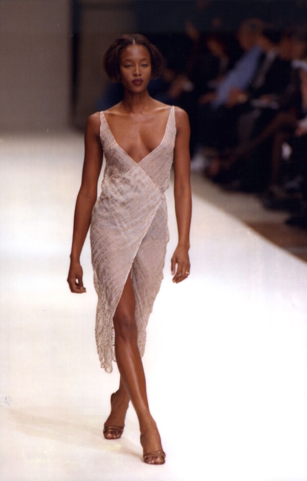 Fashion Women 1996 Fashion Model Naomi Campbell On The Catwalk Wearing Narciso Rodriguez