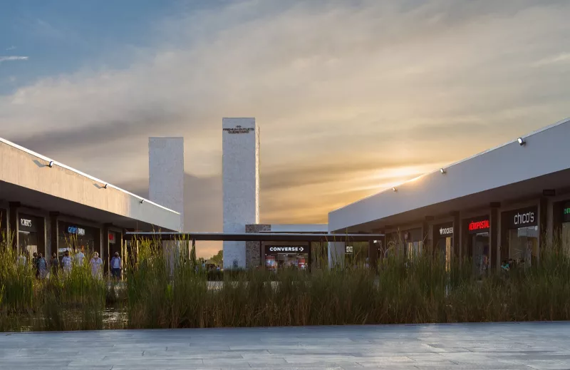 Premium Outlets Querétaro, puesta de sol vista desde las tiendas.