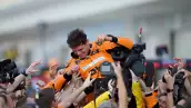 foto de lando norris cargado por todo su equipo de la f1 tras ganar el gran premio de miami