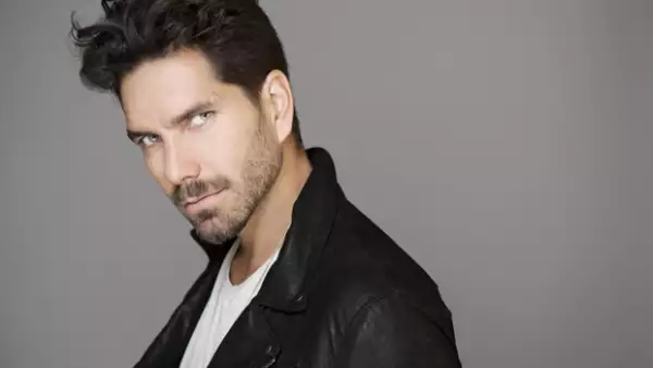 Un matrimonio y sus respectivos psicoanalistas. Un crimen pasional está a punto de cometerse. Alguien puede evitarlo. Mentiras, engaños, y una trama que se va desplegando a cada paso.