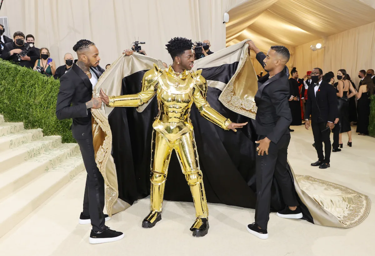 Lil Nas X con un look de Versace durante la Met Gala de 2021. 