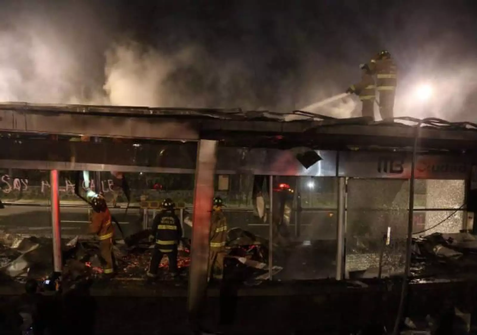 Metrob�s y estaci�n incendiados