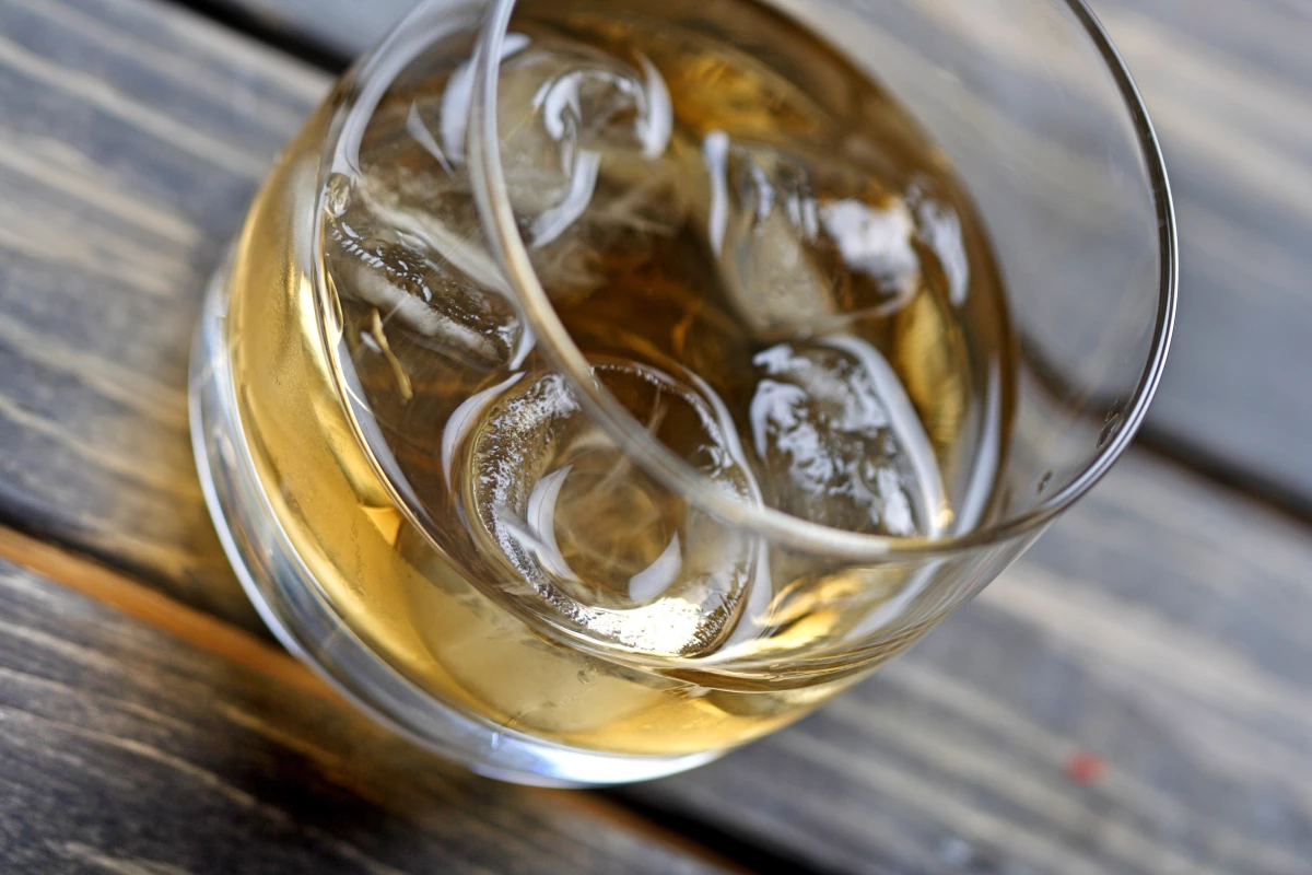 Más whisky.