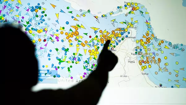Una ilustración fotográfica tomada en Nicosia el 4 de mayo de 2026, muestra a una persona frente a una gran pantalla que muestra los movimientos de los buques en el Estrecho de Ormuz en un sitio web de seguimiento de buques. 