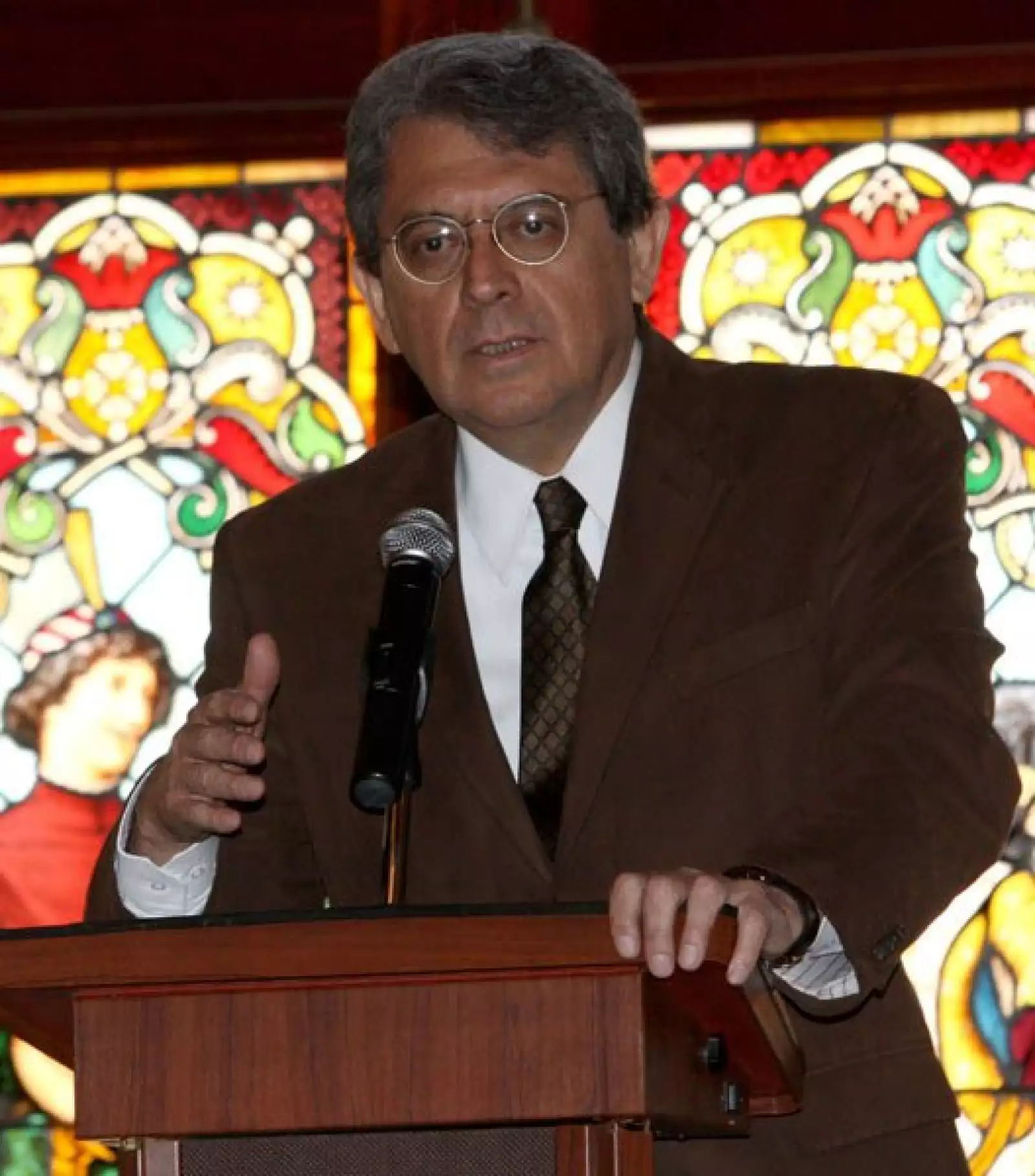 El escritor mexicano Carlos Montemayor falleció a los 63 años de edad el 28 de febrero en el hospital de cancerología.