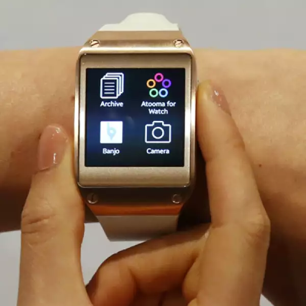 El reloj tiene una pantalla, pesa 73.8 gramos, y cuenta con memoria RAM de 512 MB.