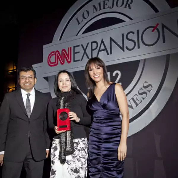 Monster México fue reconocido como lo Mejor del e-Business en B2B. Mayra Orona Castellanos, e-Commerce Manager recibió el premio.