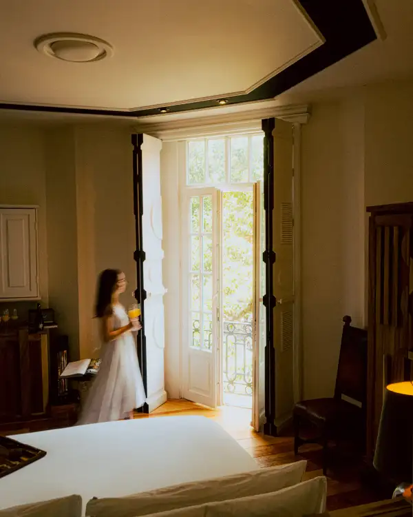 Mujer en una habitación de hotel