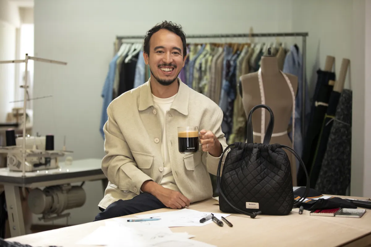 armando takeda y la bolsa creada para la colaboración con Nespresso