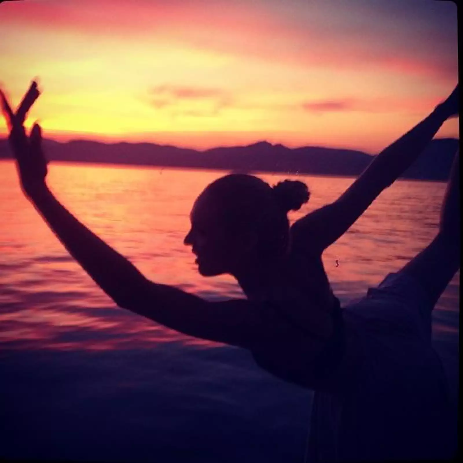 Candice Swanepoel presume su silueta con el resplandor del ocaso.