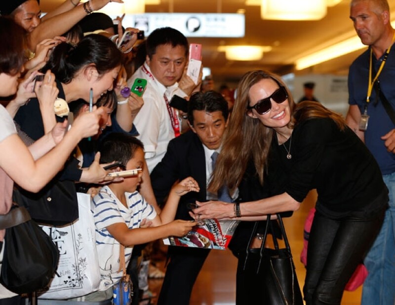 Jolie fue muy accesible con sus seguidores que ya la esperaban en el aeropuerto.