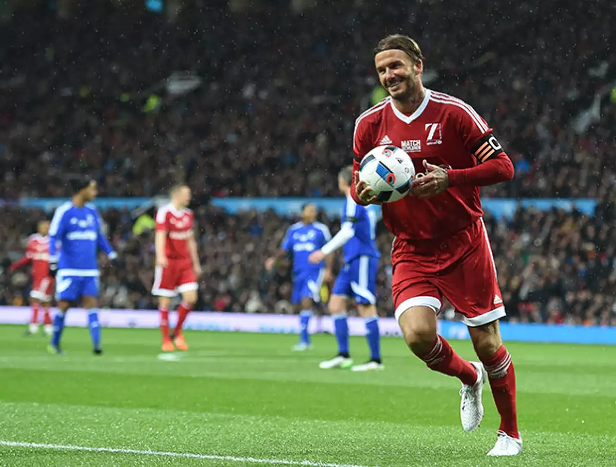 David Beckham lució verdaderamente feliz de participar en el partido, que se llevó a cabo en el estadio Old Strafford, donde él jugaba para el Manchester United.