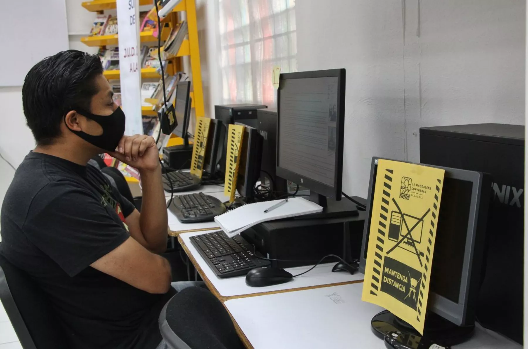 Hombre frente a una computadora