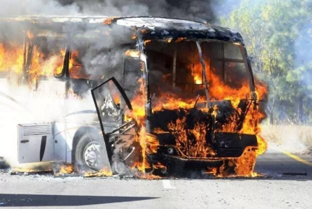 Michoacán vivió una jornada de incidentes violentos provocados por hombres armados integrantes de un grupo criminal local.