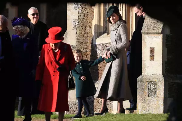Camilla, duquesa de Cornwall, reina Isabel II, Kate, duquesa de Cambridge y la princesa Charlotte