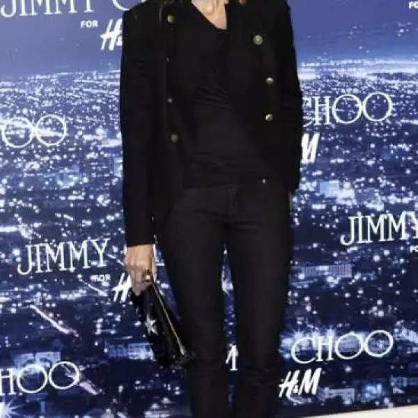 La cantante Sheryl Crow usó una chamarra de inspiración militar, skinny jeans negros y sandalias de plataforma.