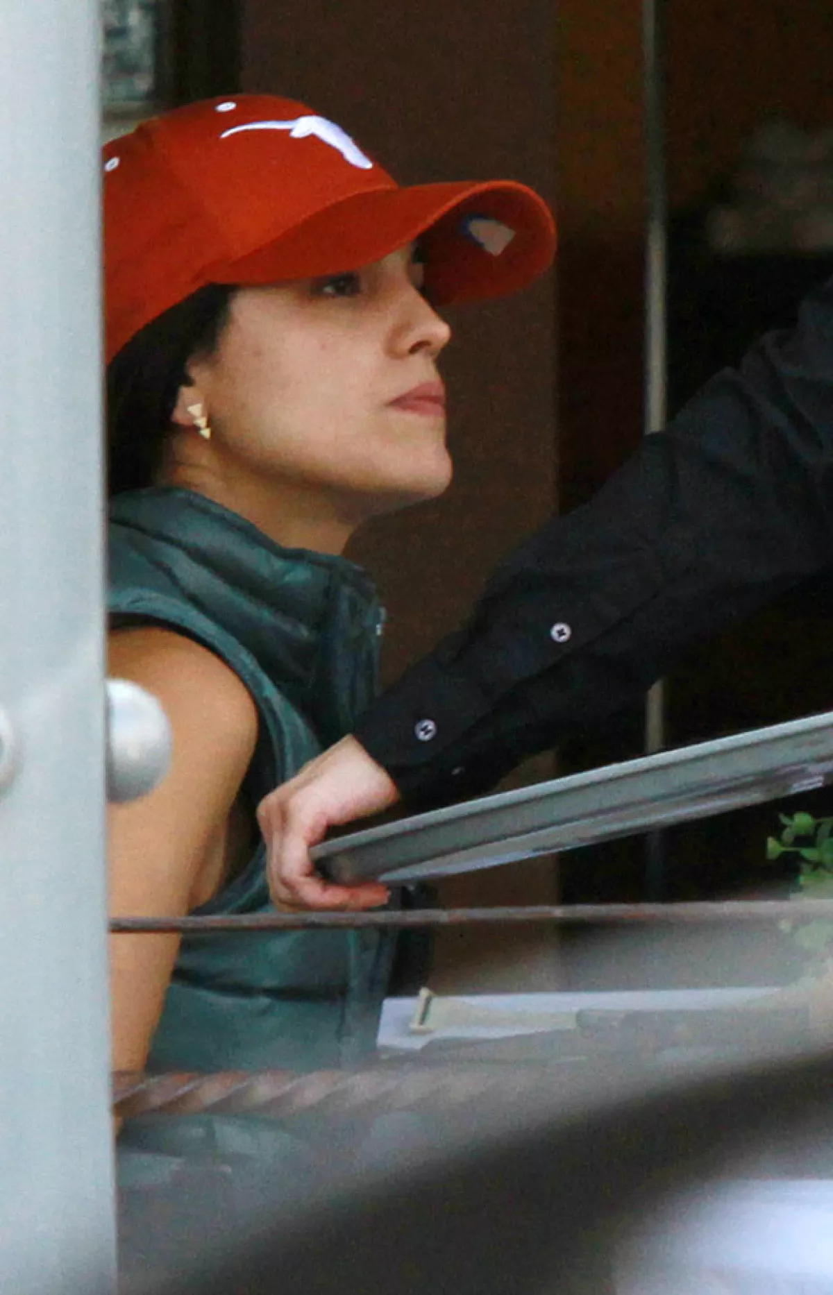 La actriz intentó pasar desapercibida con una gorra y chaleco.