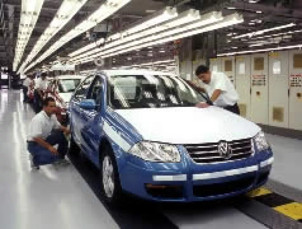 Las armadoras han realizado paros técnicos para reducir inventarios. (Foto: Cortesía)