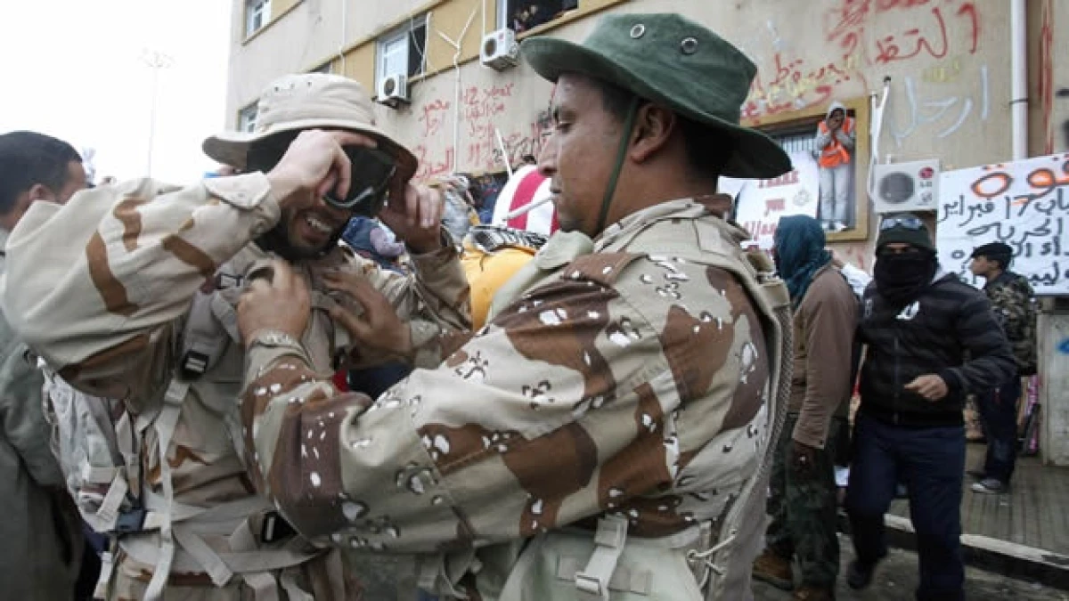 Opositores visten uniforme militar