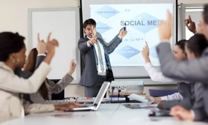 OCCMundial indica que cinco de cada 10 profesionistas aceptaría un sueldo más bajo si tuviera un plan de desarrollo. (Foto: Getty Images)