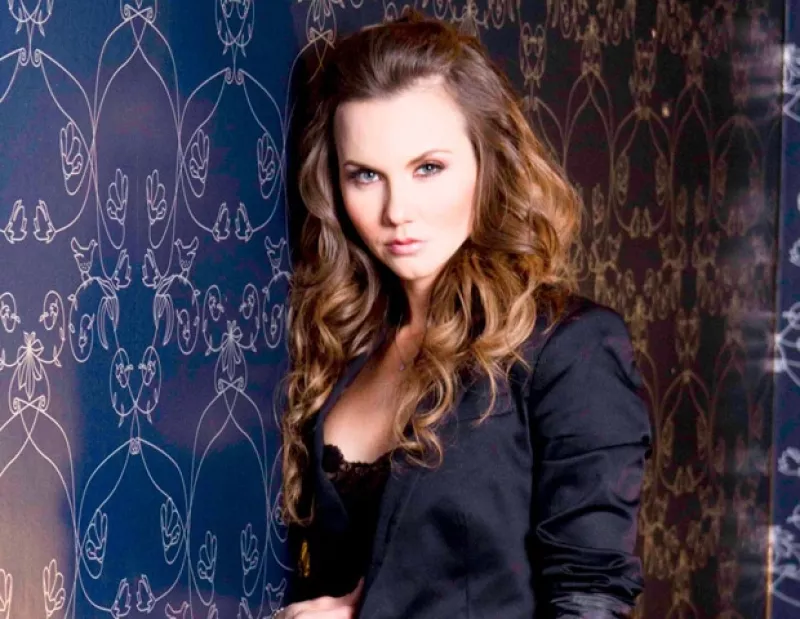 La actriz aseguró, con lágrimas en los ojos, que su mayor y más grande amor es su primogénito y su hija; firmó un contrato con TV Azteca.