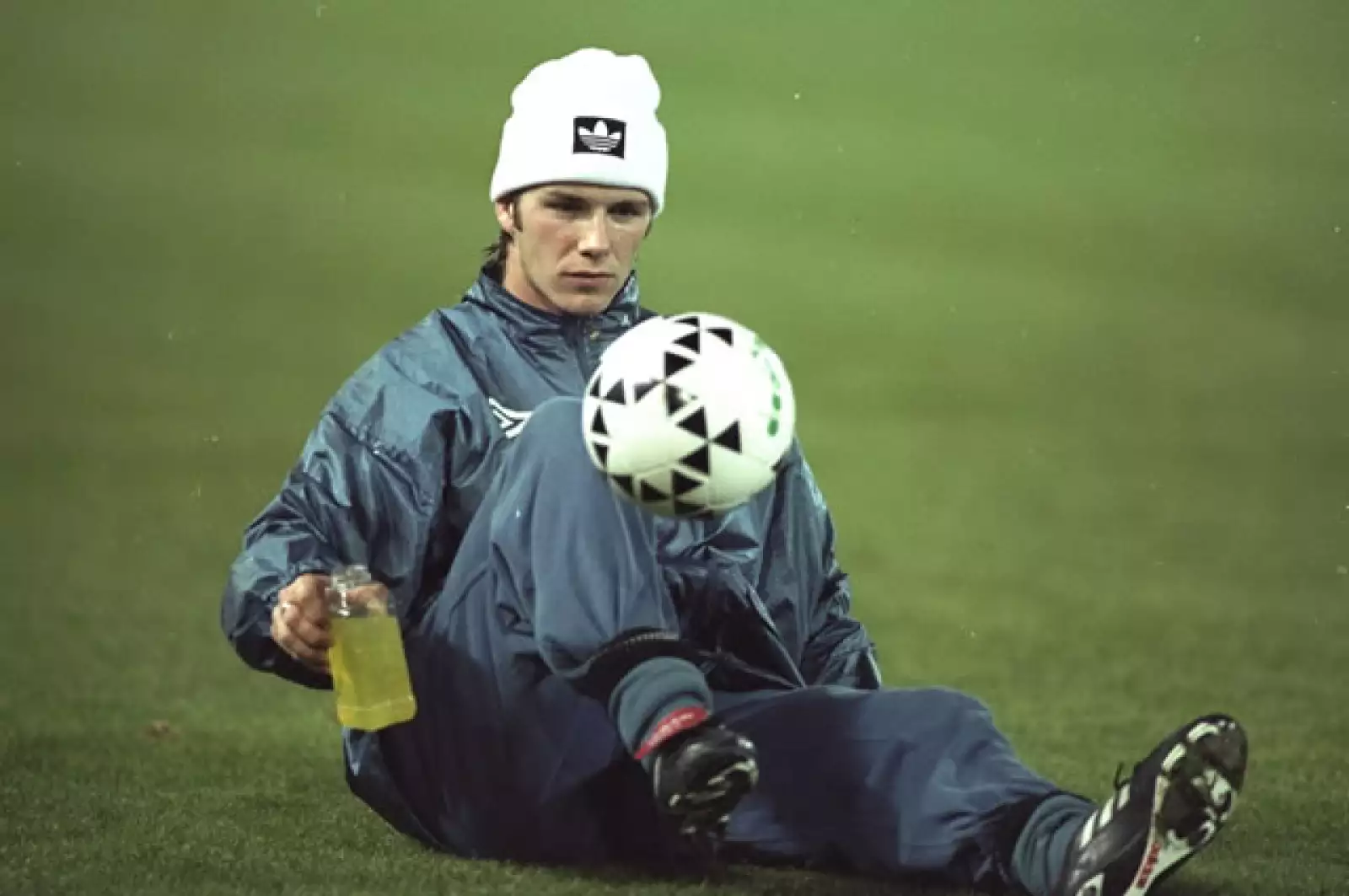 David Robert Joseph Beckham debutó como futbolista profesional en el equipo británico Manchester United en el año 1995. Aquí lo vemos en un entrenamiento para la Champions League en 1996.
