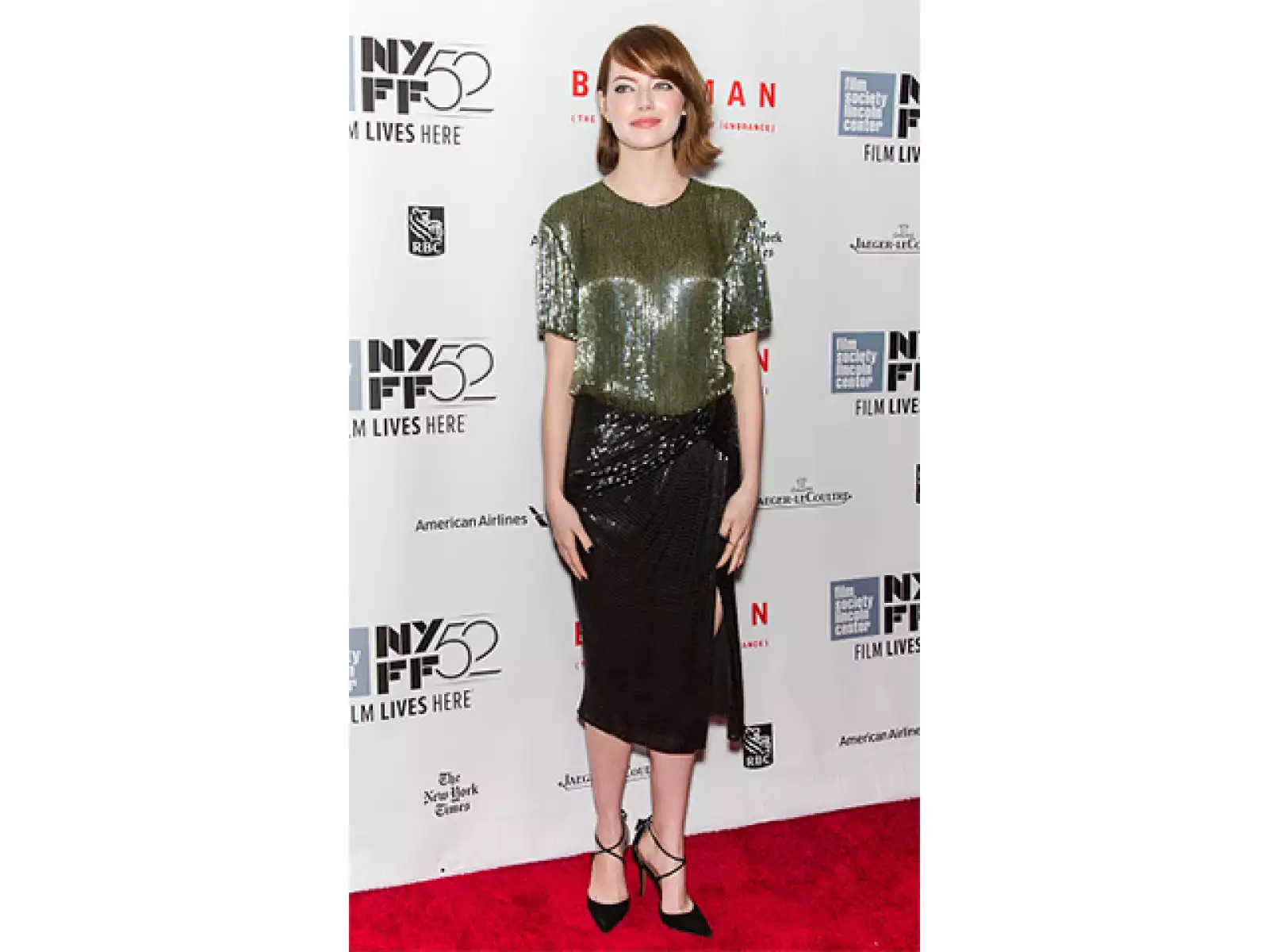 Color block, no se refiere solo a los colores primarios, puedes llevar un look como el de Emma Stone, y darle brillo con la textura de la tela.