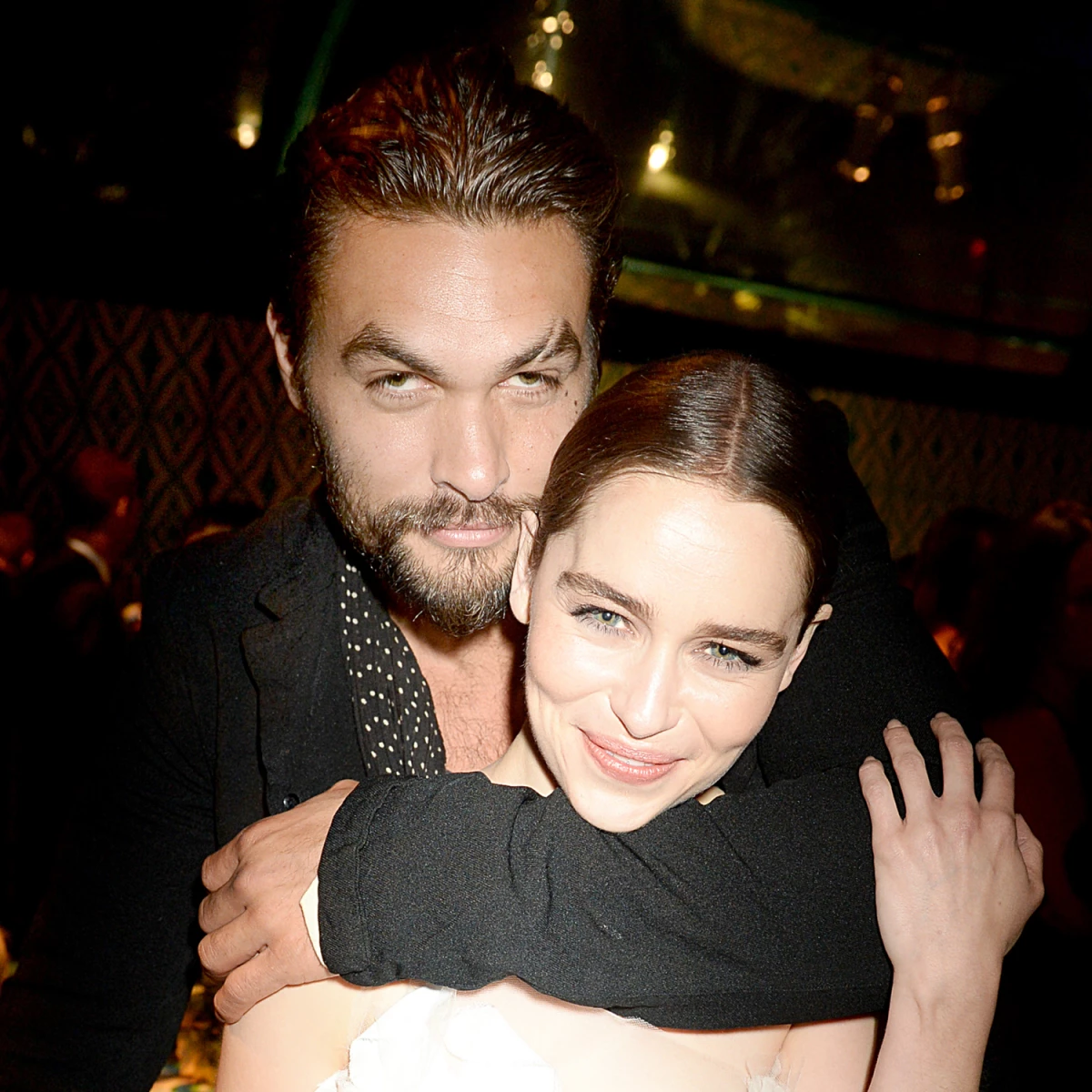 Emilia Clarke y Jason Momoa