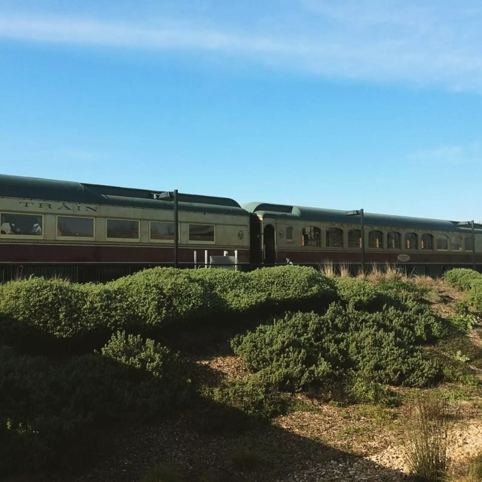 Una bella vista de los viñedos y el tren en Napa.