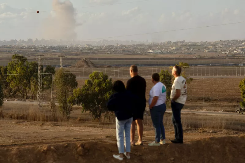 La gente mira la Franja de Gaza en una colina en el lado israelí de la frontera el 9 de octubre de 2025 en el sur de Israel, Israel.