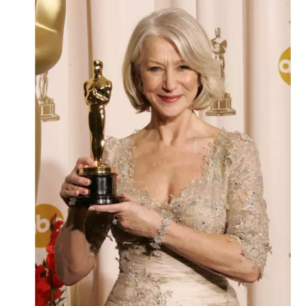 Helen Mirren, Mejor Actriz (The Queen), 2007. Busca el match ideal entre accesorios y tu outfit como lo hizo Helen con su pulsera.
