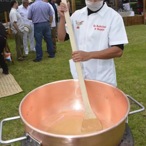 Pedro Emiliano Cavazos haciendo cajeta de La tradicional de Salgado de Celaya