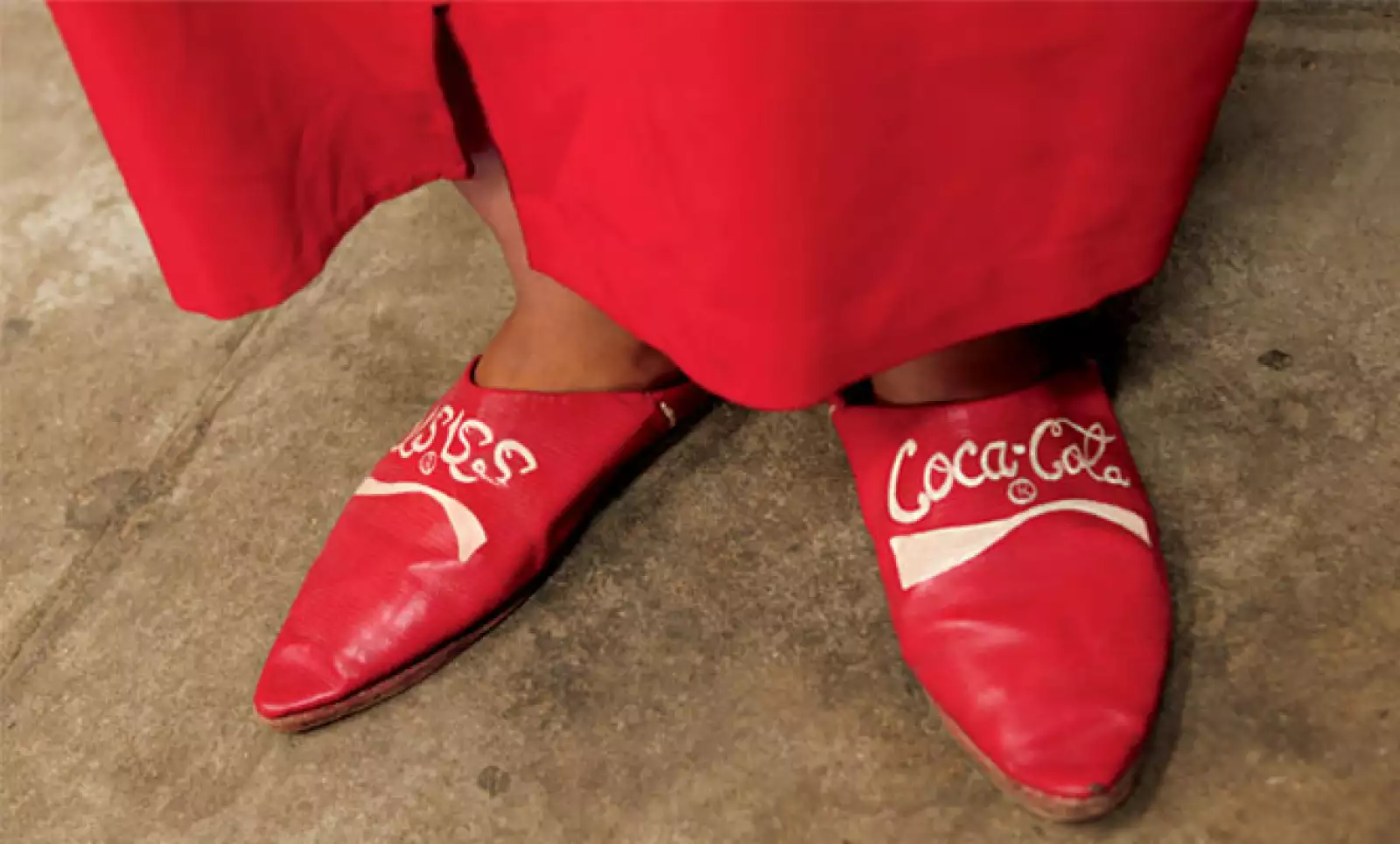 Un miembro del escuadrón de Coca-Cola en Casablanca, Marruecos, vistiendo pantuflas hechas a la medida.
