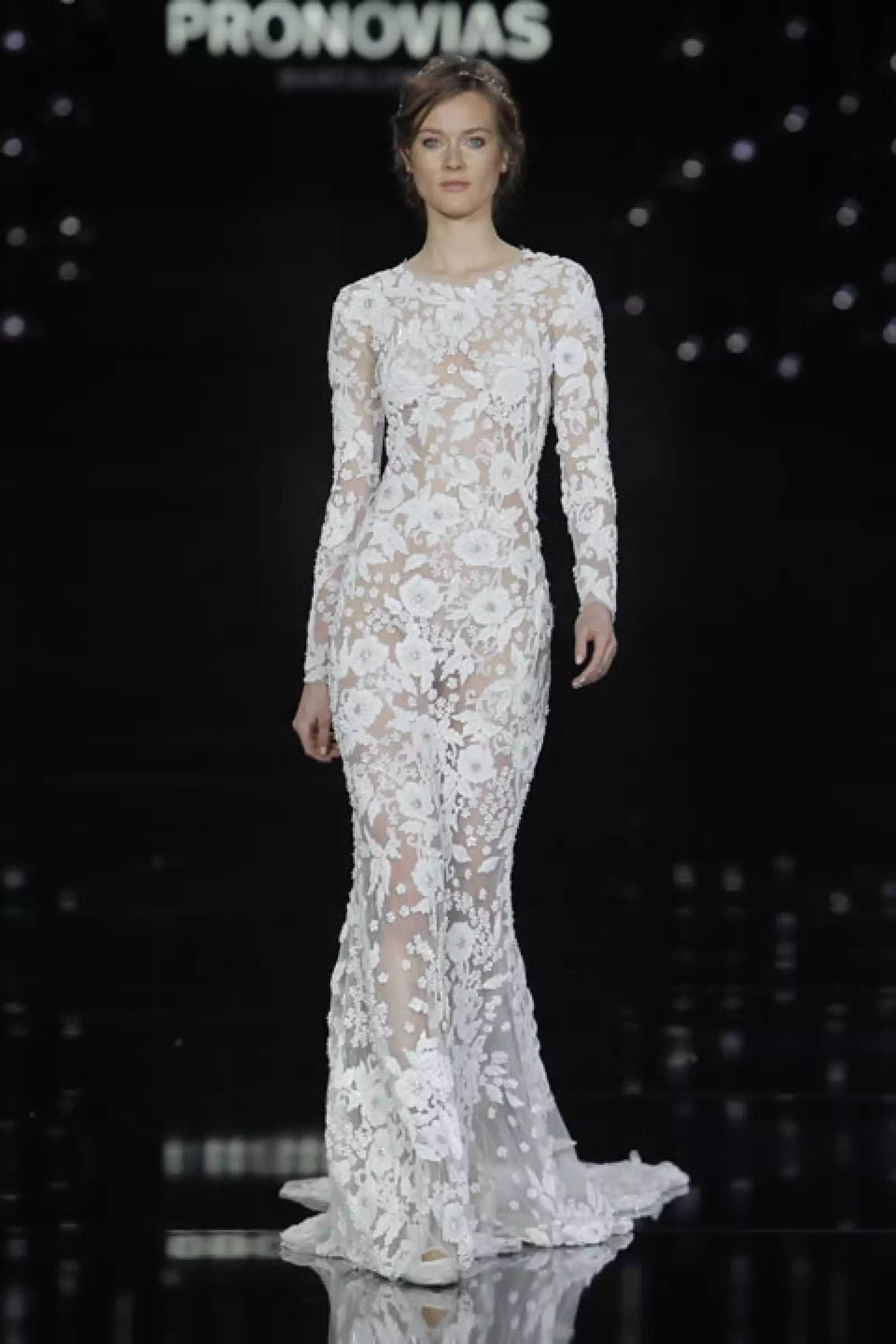 Vestido de manga larga con transparencias y aplicaciones florales.