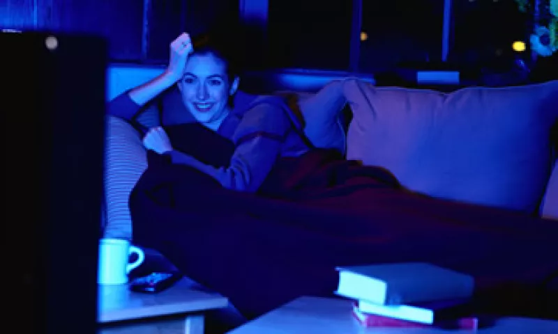 Para vender un producto, ya no basta con obligar a la audiencia a verlo en medio de un programa; ahora se debe ofrecer contenido atractivo para atrapar su atención. (Foto: Thinkstock)