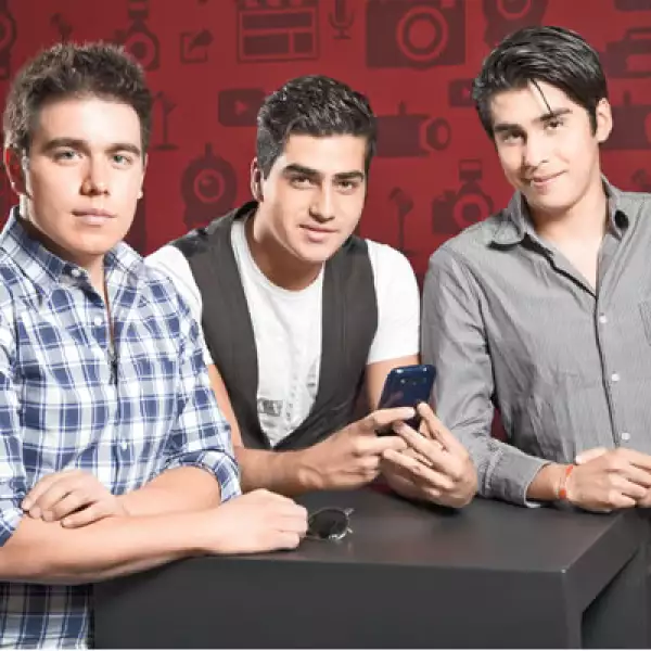 Los productores de Rayovisión, Rodrigo Raygoza, Kevin Rogers y Rhuak Michell cubren los pequeños gastos de producción de sus videos con las ganancias obtenidas por la publicidad en YouTube. A pesar de que no tienen clientes comerciales, su éxito en la red