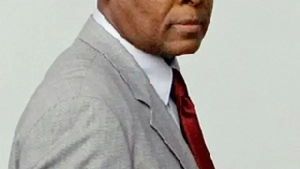 Abogados de Conrad Murray aseguran que éste debe permitírsele que siga ejerciendo la medicina a fin de que pueda pagar su defensa ante los cargos de homicidio que se le imputan.